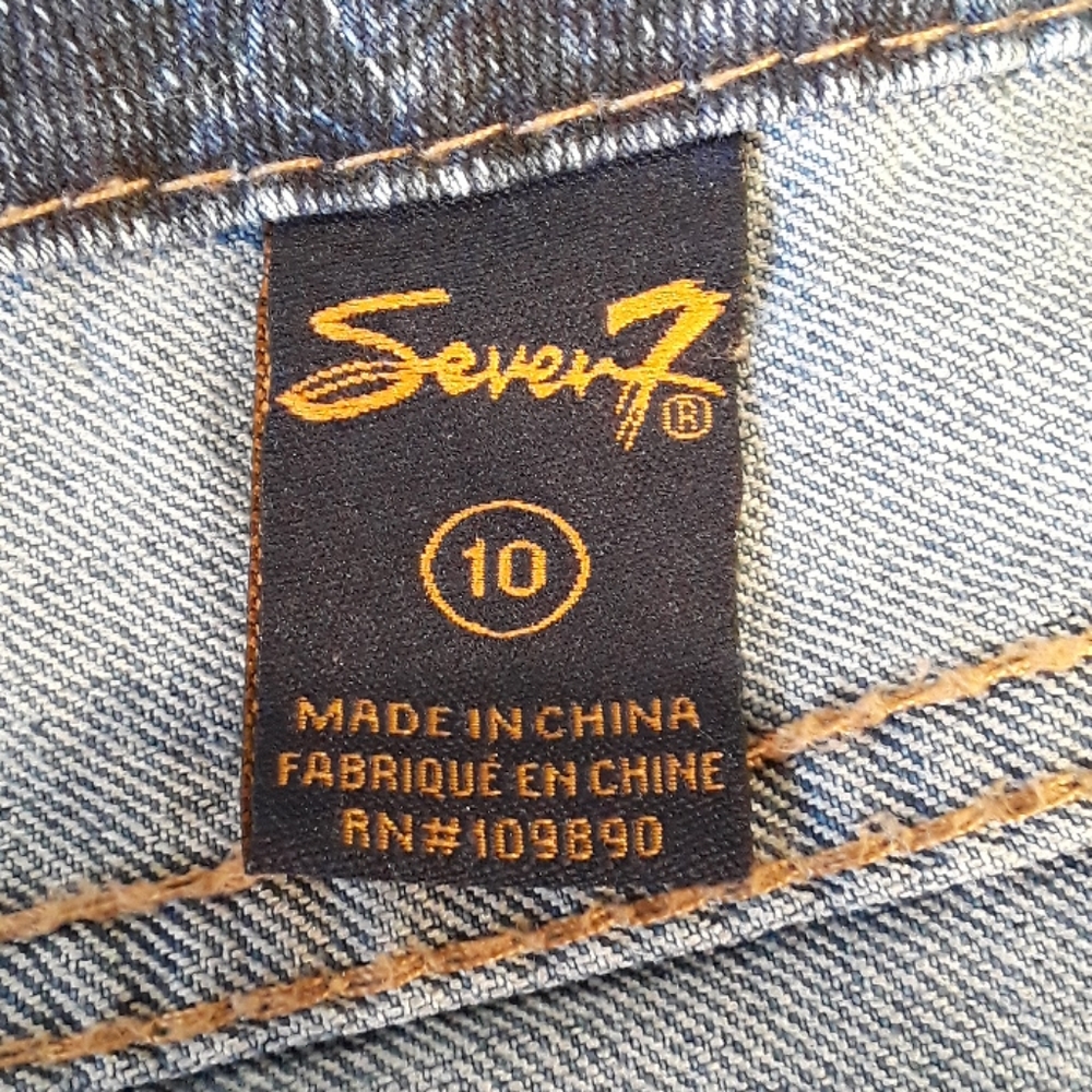 Seven7 Blue Jean Shorts with Stretch. Women's Size: Waist 10x4.5 Inseam. - Picture 3 of 8